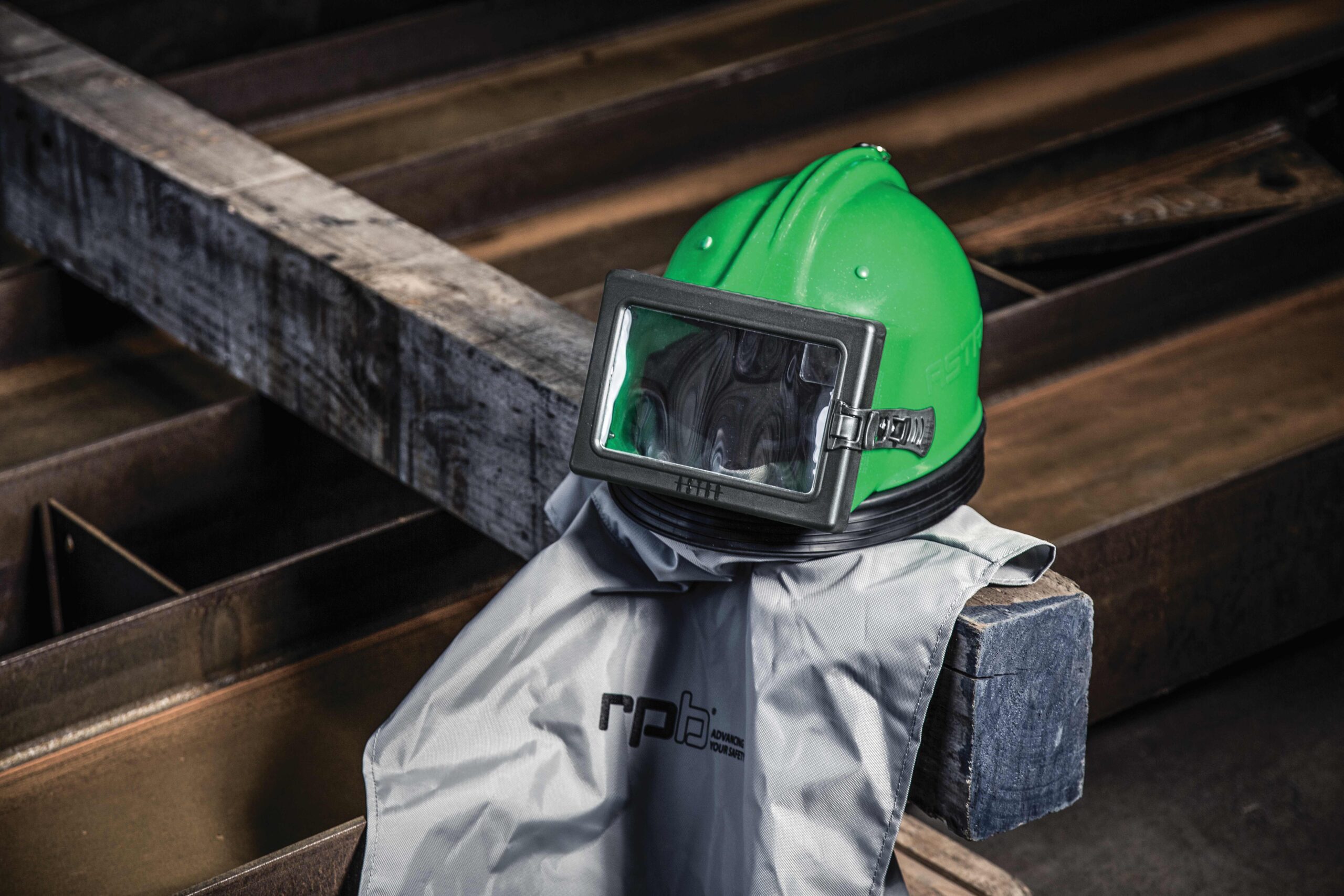 Schutzmaske, Strahlhelm, Schutzbekleidung