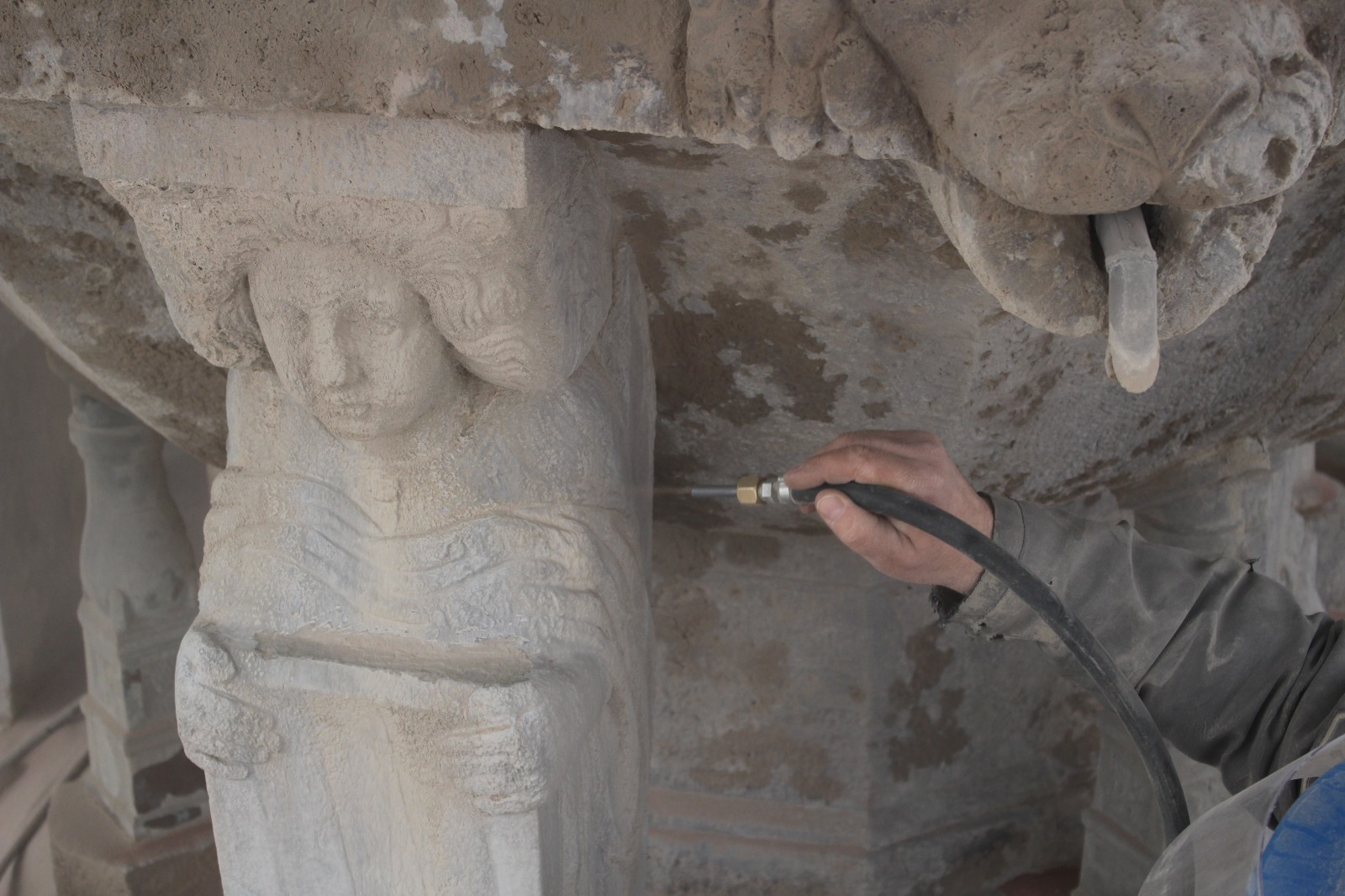 Natursteinreinigung, Sandstrahlen, Strahlen
