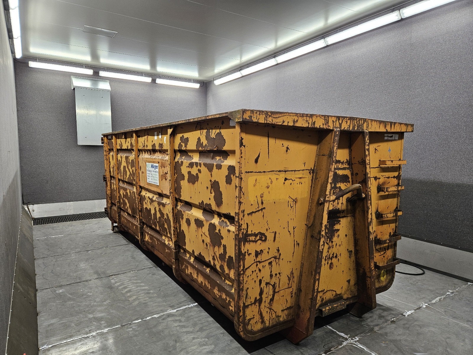 Strahlhalle, Strahlkabine, Strahlraum, Sandstrahlraum, Sandstrahlhalle